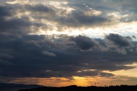 Τοπικές βροχές, με αρκετό κρύο και πολλά μποφόρ